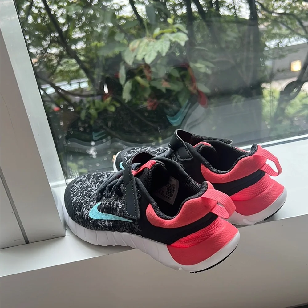 NWOT Nike Free 5.0 Kids Sneakers - Picture 2 of 2